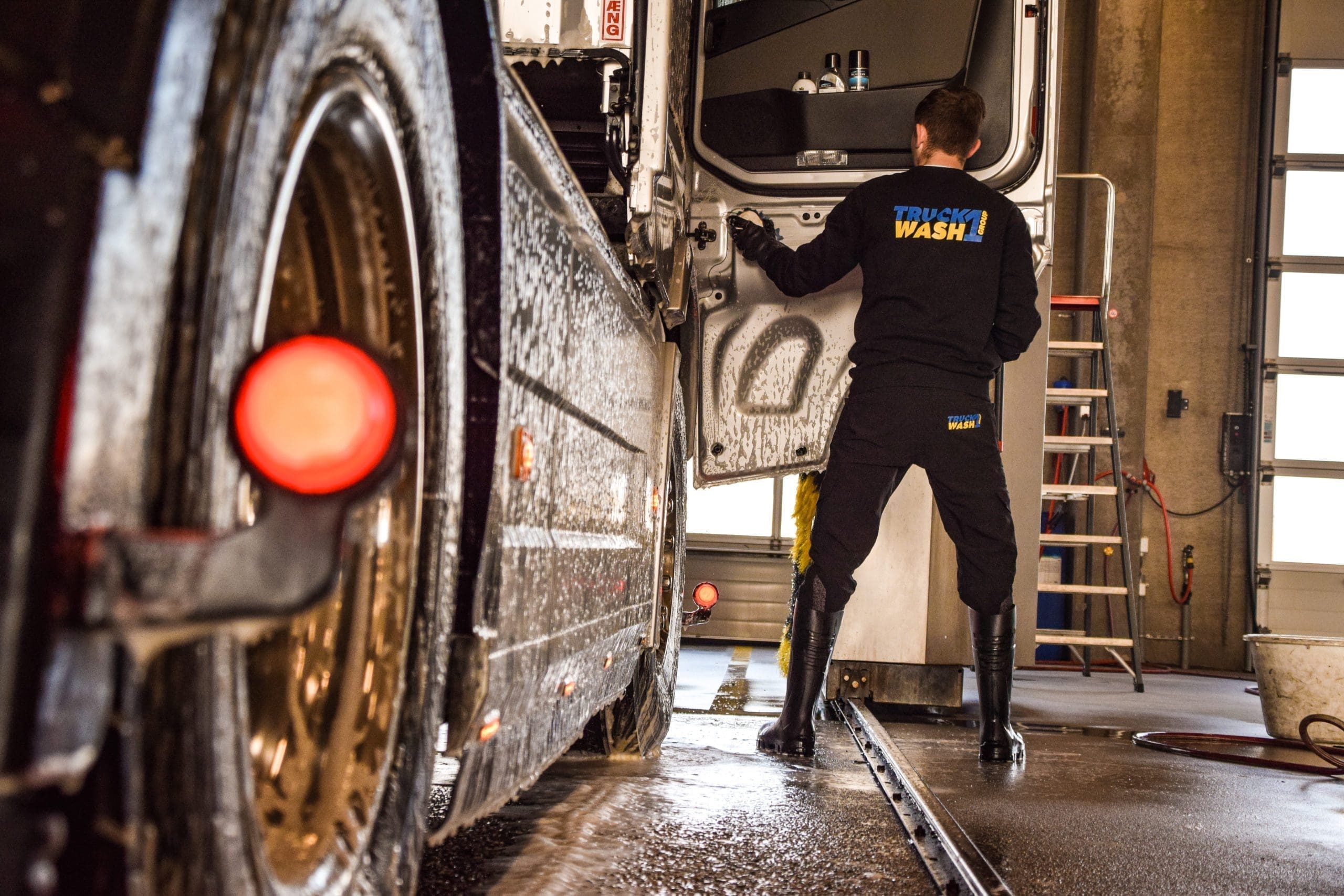 interieur reinigen en schoonmaken vrachtwagen wassen