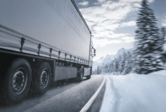 winter vrachtwagen sneeuw winterbanden