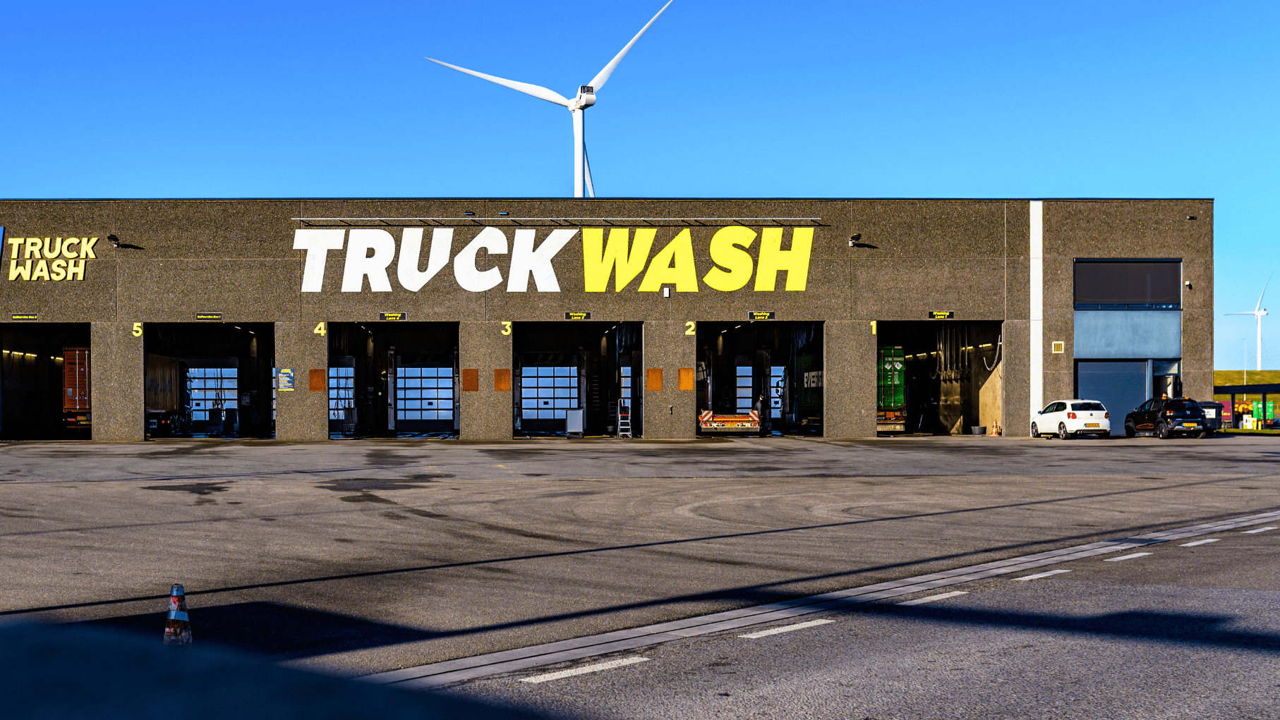Truckwash 1 Maasvlakte dé grootste truckwash van Nederland met 6 moderne wasstraten en vrachtwagens in reiniging.